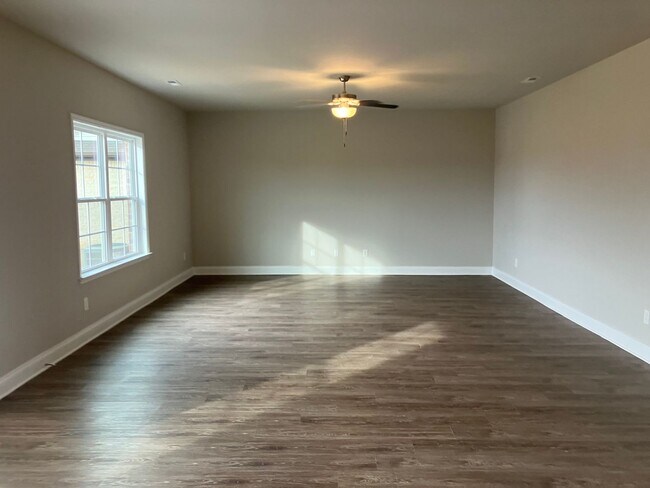 Building Photo - Welcome to this spacious 4-bedroom, 2.5-ba...