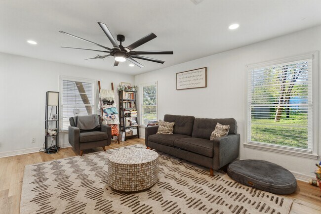 Foto del edificio - 3921 Maple Ave