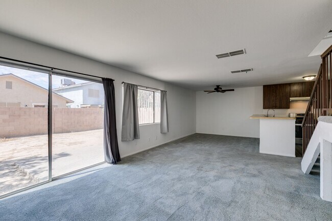 Foto del edificio - Double Primary Townhome with Spacious Backyard in 89115!