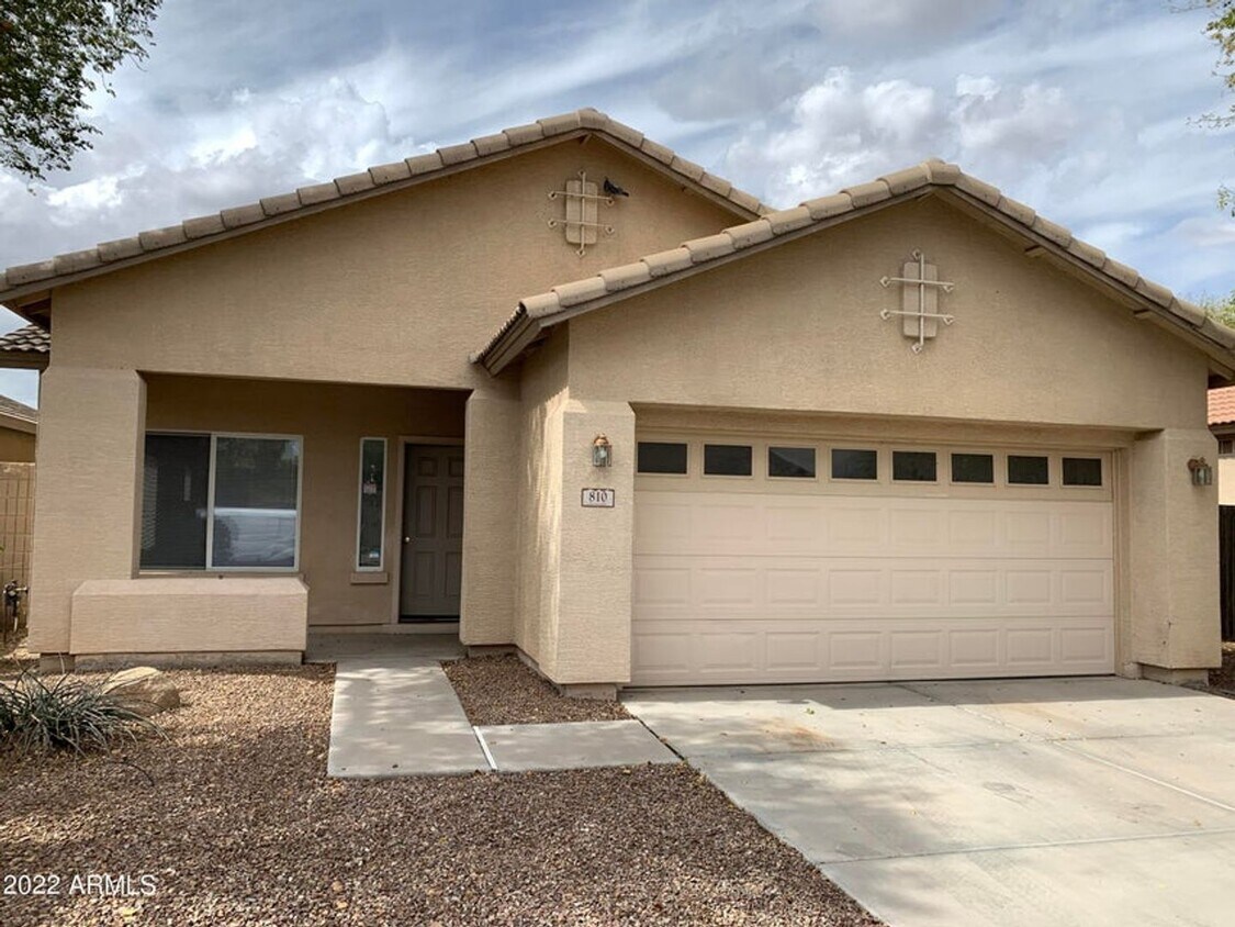 Charming 4 bed, 2 bath home on the golf co... - Charming 4 bed, 2 bath home on the golf co...