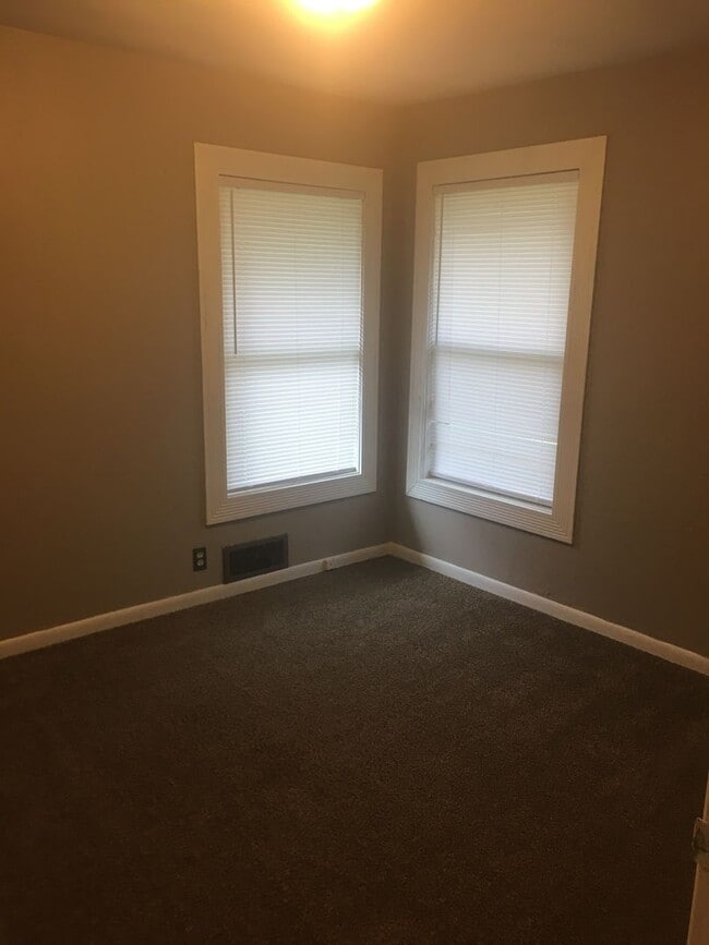 Foto del edificio - 3 Bedroom / 2 Bath Home Located Minutes from Downtown Lowell!