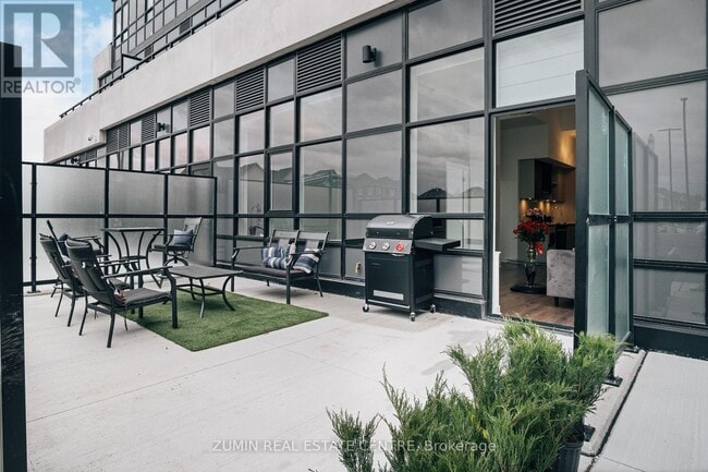 Building Photo - 395 Dundas St W