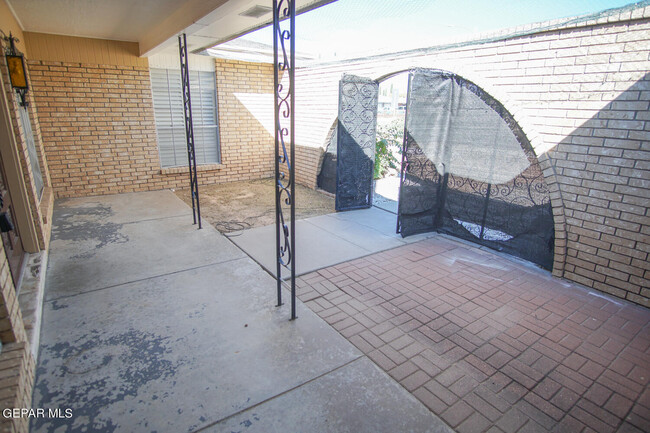 Building Photo - 10800 La Subida Dr