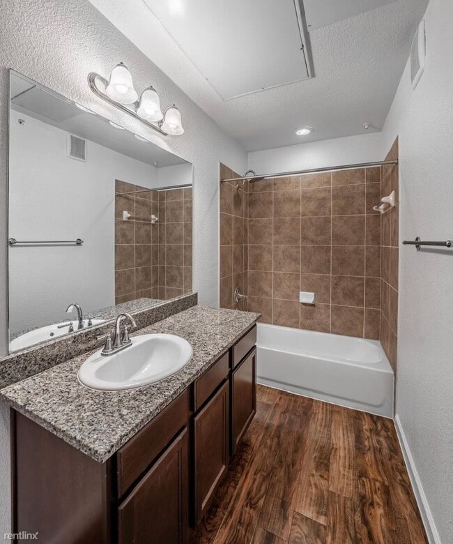 Foto del edificio - 1 br, 1 bath Condo - 1023 W University Ave