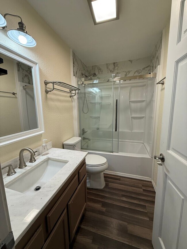 Foto del edificio - Spacious 4-Bedroom Home in Northpole Area!