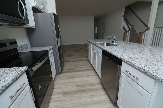 Building Photo - Townhouse