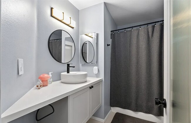 Foto del edificio - Upstairs Condo - Remodeled!