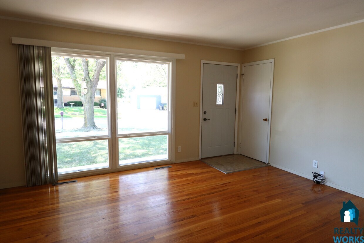 Foto principal - 3 Bedroom Home