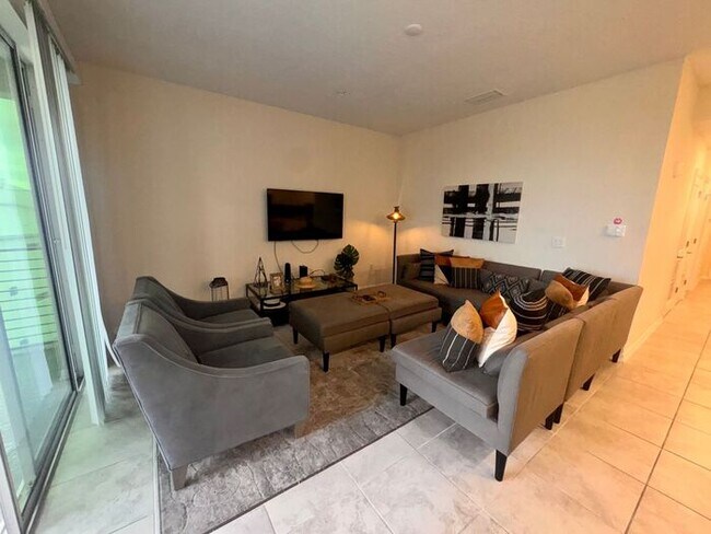 Foto del edificio - Fully Furnished 2/2 Luxury Storey Lake Condo near Disney with a Stunning Balcony Viiew!