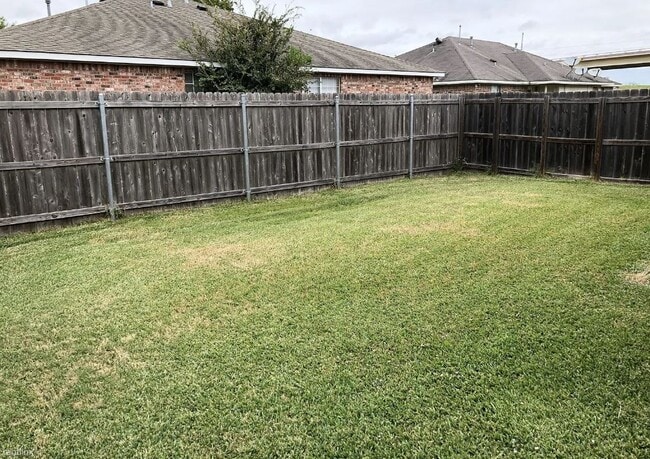 Building Photo - 1801 Sara Dr