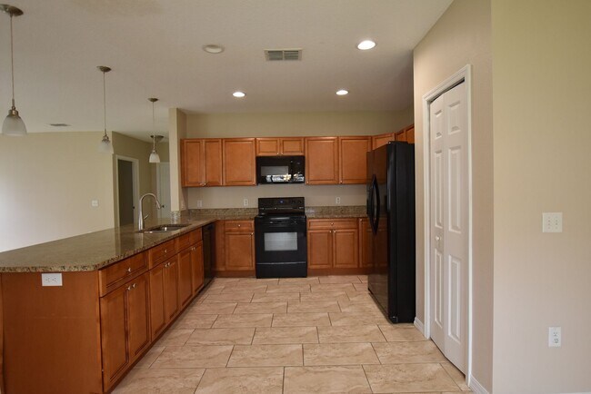 Building Photo - 527 Bristol Cir