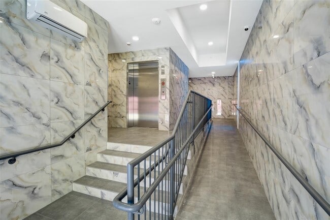 Building Photo - 545 39th St