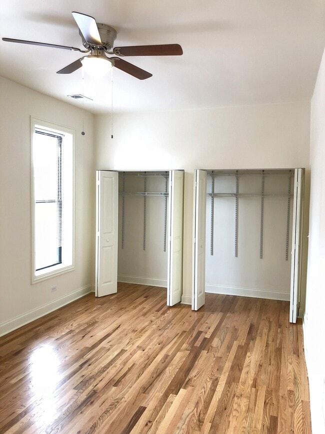 Building Photo - 914 W Montrose Ave