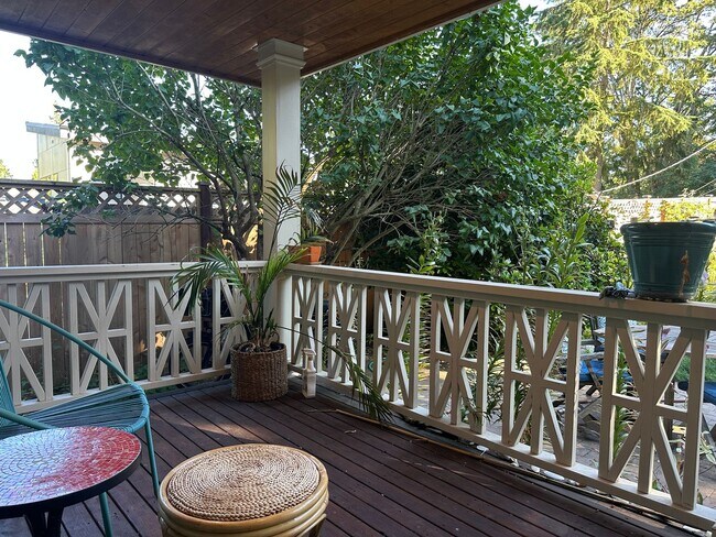 Foto del edificio - Gorgeous Maple Leaf Property - Huge Yard a...
