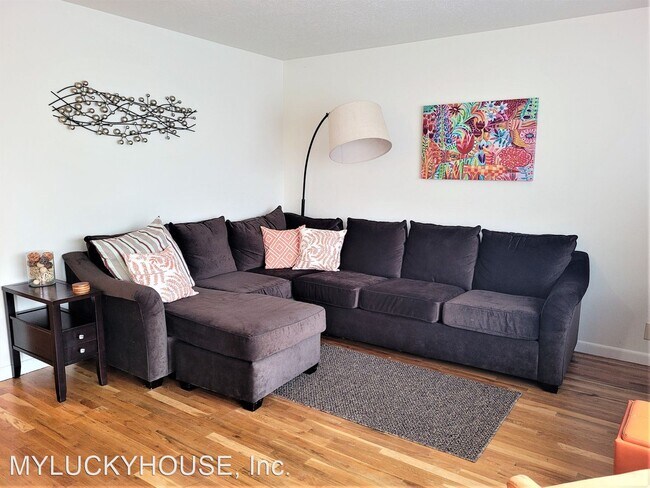 Building Photo - 3 br, 1 bath House - 305 NW Newport Ave