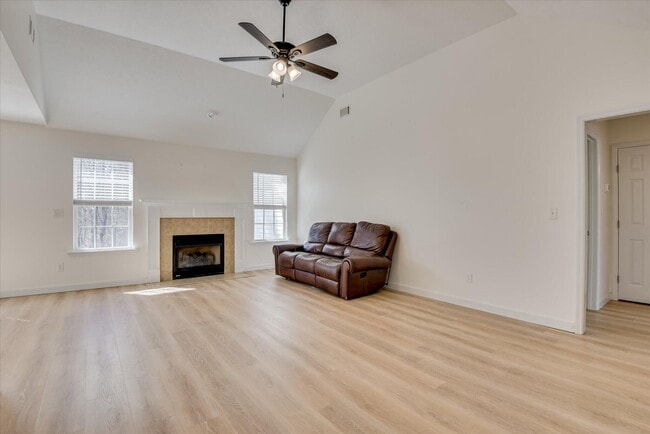 Building Photo - 909 Watsonia Dr