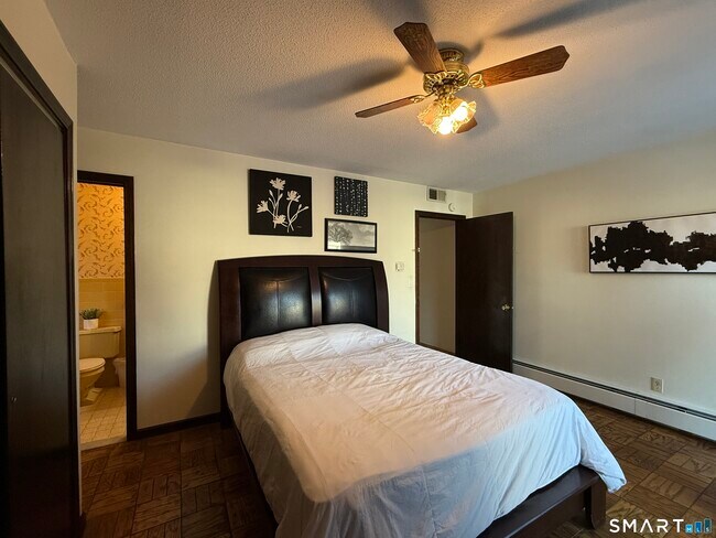 Foto del edificio - 50 Emmett Ave