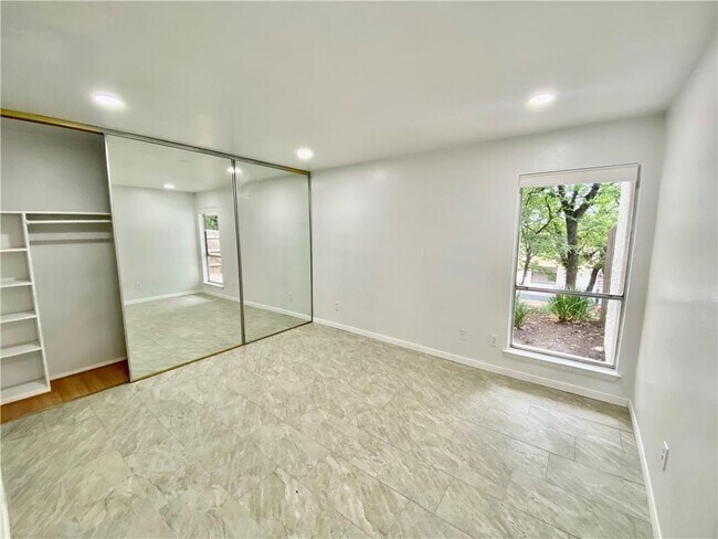 Building Photo - 6910 Hart Ln