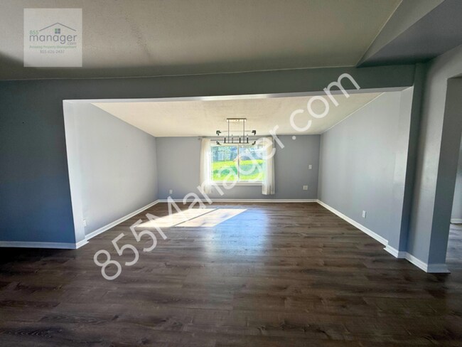 Building Photo - Updated 4-Bedroom with Primary Suite & Fen...