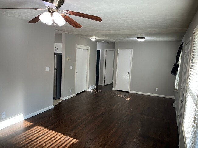 Foto del edificio - Spacious Two-Level Home with Dual Living Areas, 2 Kitchens & Covered Back Deck!