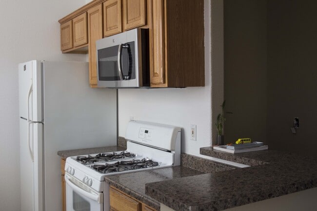 Foto del edificio - Modern Townhouse with Two Master Bedrooms!
