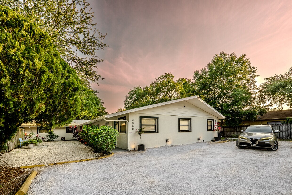 Foto principal - 3860 7th Ave N