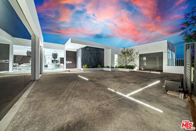 Building Photo - 551 Chalette Dr