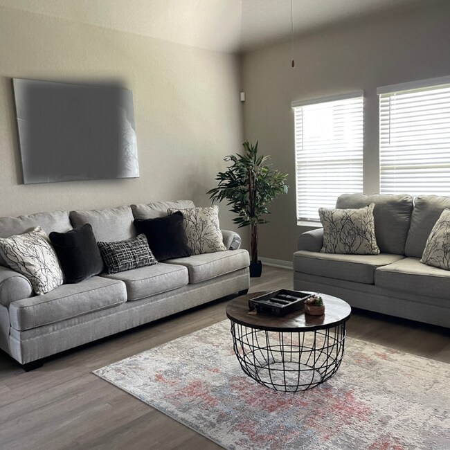 Building Photo - 615 Wild Olive Wy