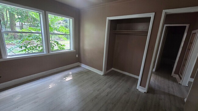 Foto del edificio - 5875-5877 Allison Ave