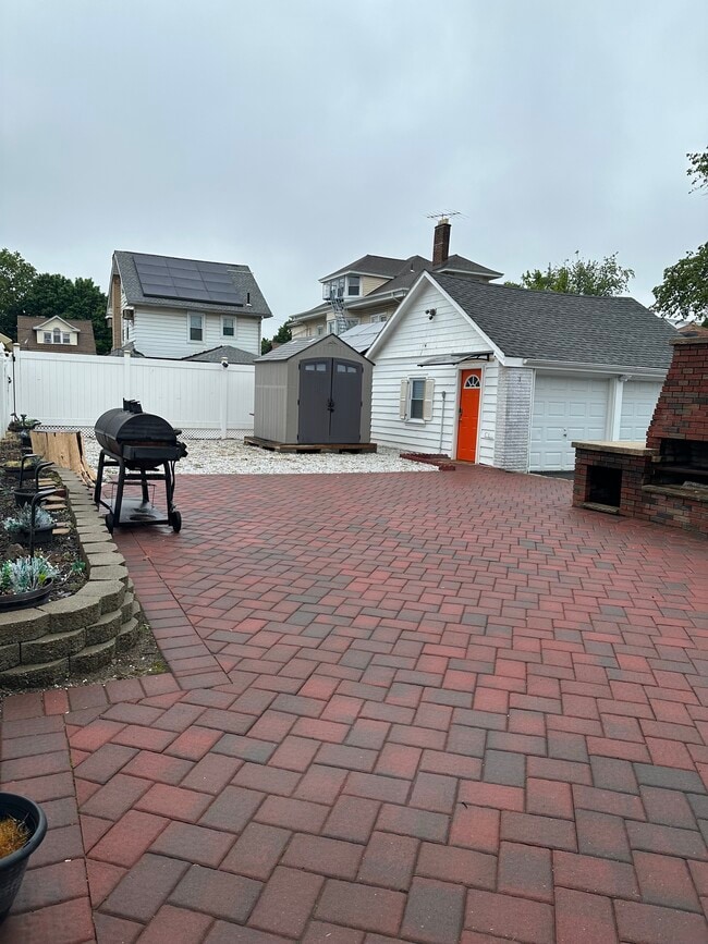 Shared backyard - 197 Park Pl