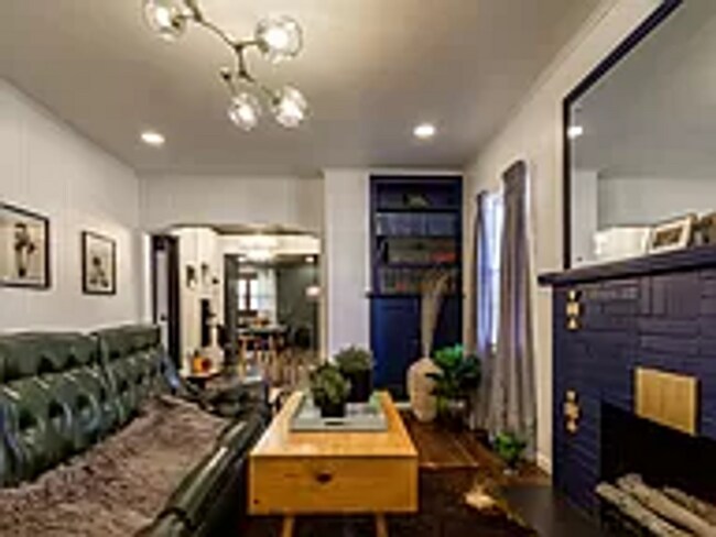 Foto del edificio - Cozy Home with Modern Updates and Fireplac...