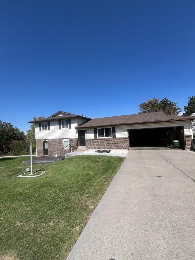 Building Photo - 2122 Colonial Ln