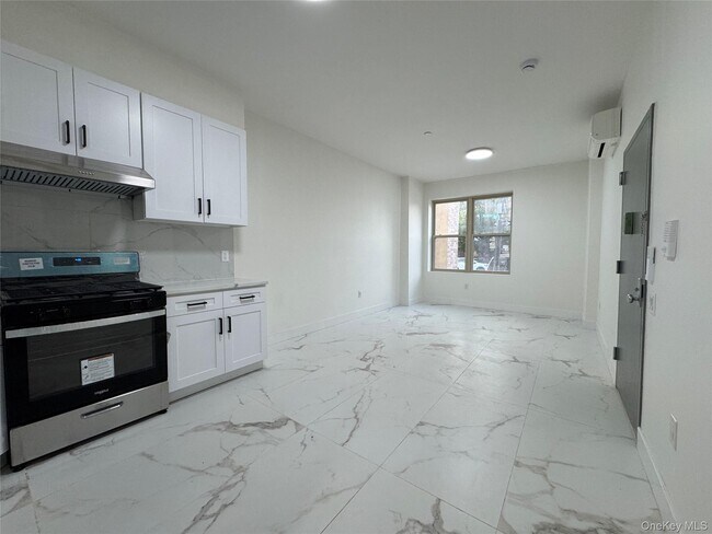 Foto del edificio - 101-12 Martense Ave