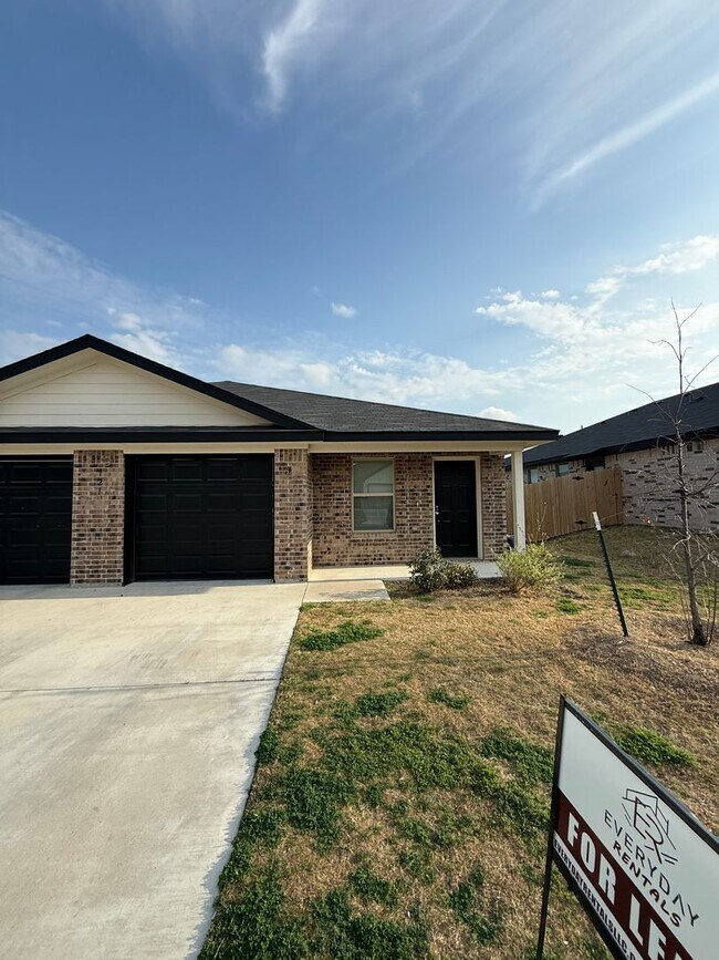 Foto del edificio - 121 Wind Ridge Dr