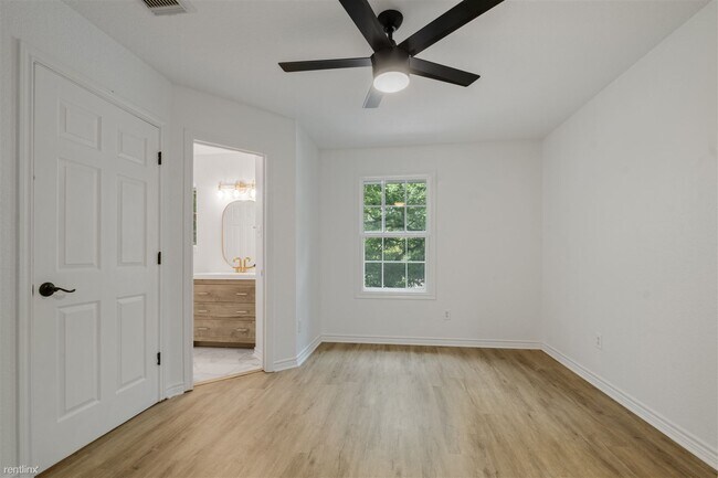 Building Photo - 4 br, 2.5 bath House - 627 North Hampton Road