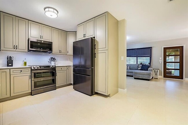 Building Photo - 1701 SW 32nd Ct