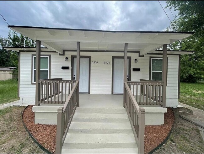 Updated and well insulated duplex on a quiet street just minutes from all Dallas has to offer! - 3506 Mingo St
