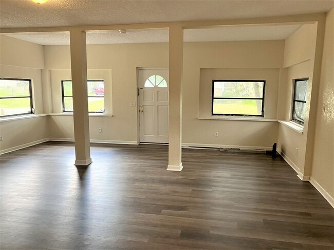 Building Photo - HUGE Dade City 3BR/1BA/1 Car Garage Home w...