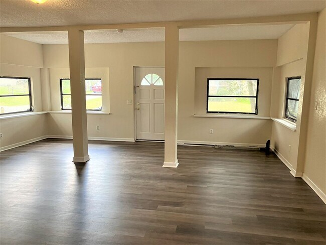 Foto del edificio - HUGE Dade City 3BR/1BA/1 Car Garage Home w...