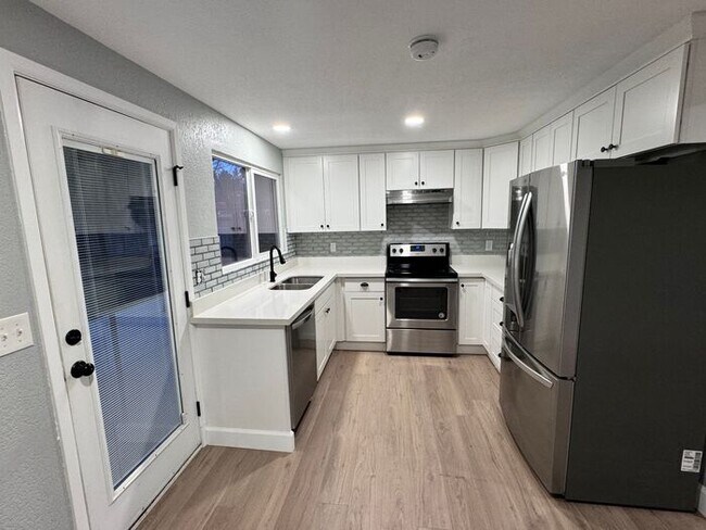 Foto del edificio - North End 4 bdrm Beautiful Home with Amazing Master closet!!