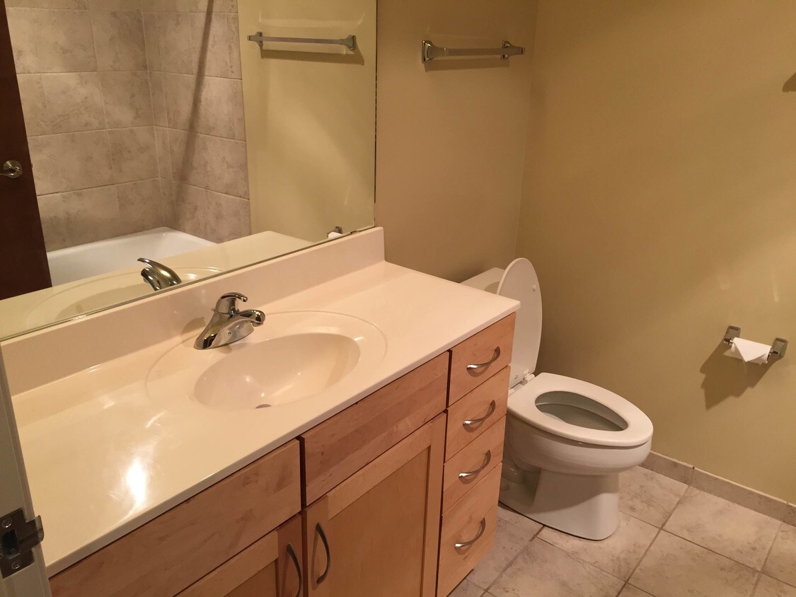 Foto principal - 710 N Old World 3rd St