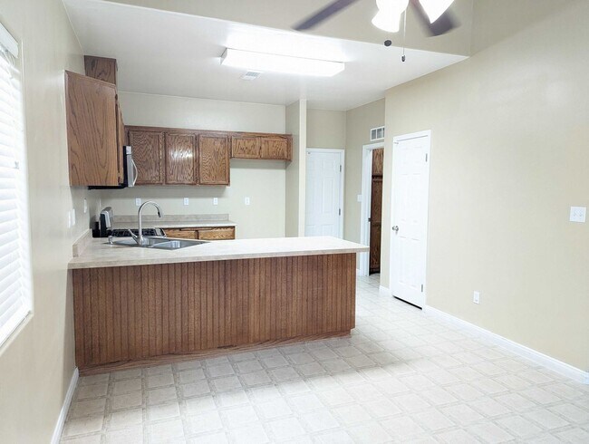 Building Photo - Comfortable Home in East Bakersfield