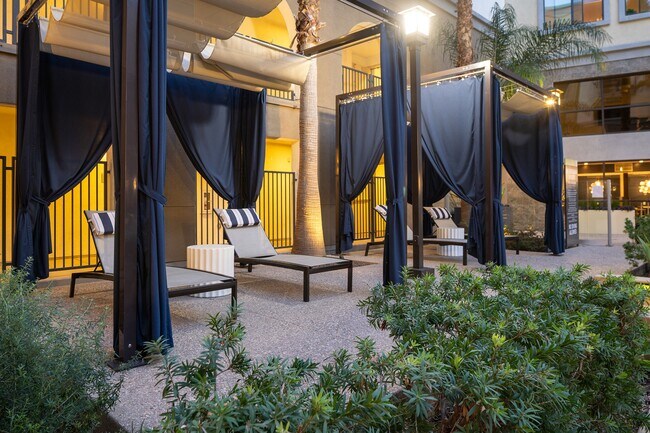 Terraza con amplias tumbonas y cabañas junto a la piscina. - Joule La Floresta