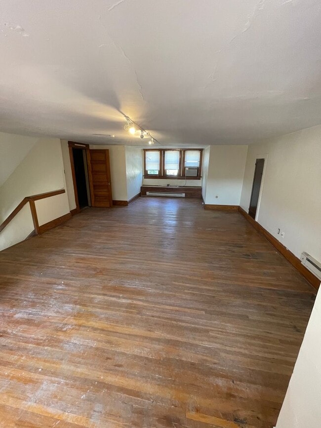 Building Photo - Large Brick 7 bedroom home