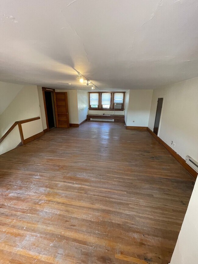 Foto del edificio - Large Brick 7 bedroom home.