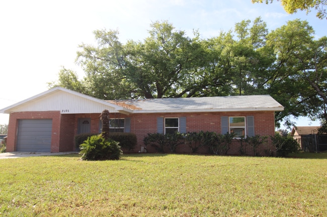 Foto del edificio - 2105 Blossom Ct
