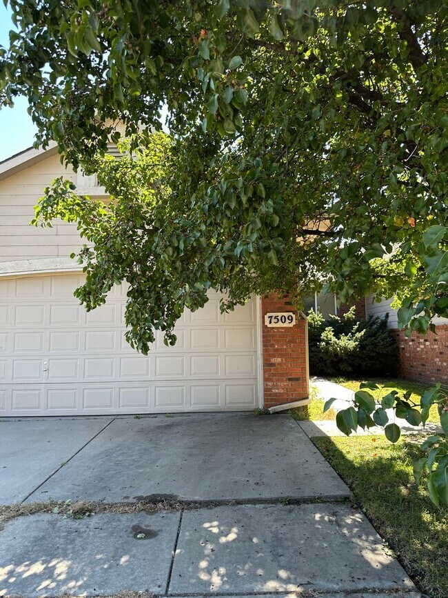 Foto del edificio - West Side Duplex - $300 off 1st Month !!