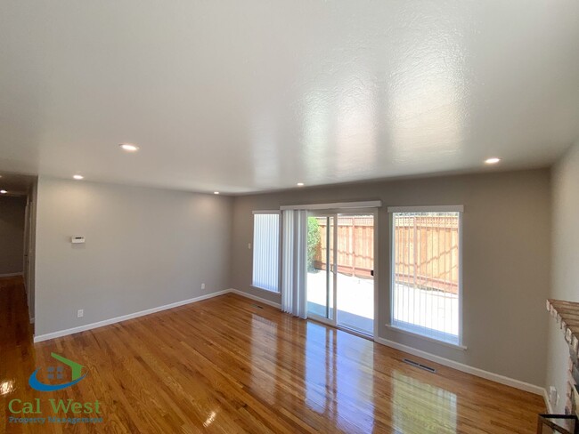Building Photo - 01740 - % - 155/157 Locksunart Way($350 No...