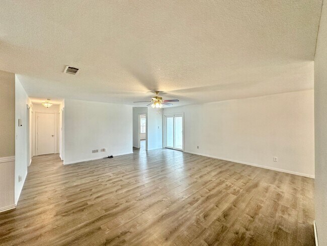 Building Photo - 1/2 Off First Months Rent!  Viewable Now!