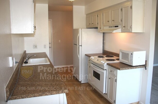 Building Photo - Spacious Upper Level 1 bd / 1 ba Apartment